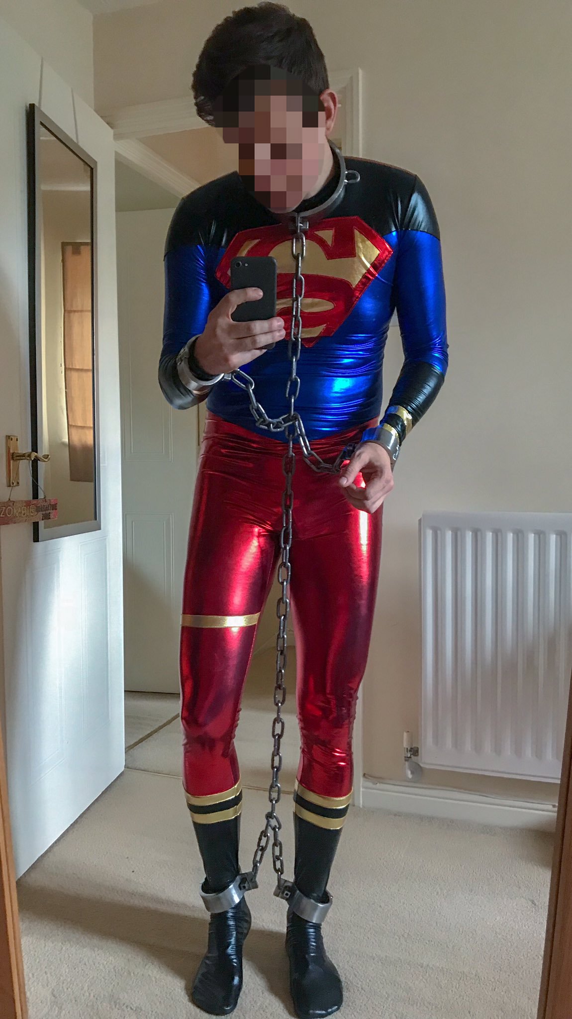 Superman chained – Captured Heroes