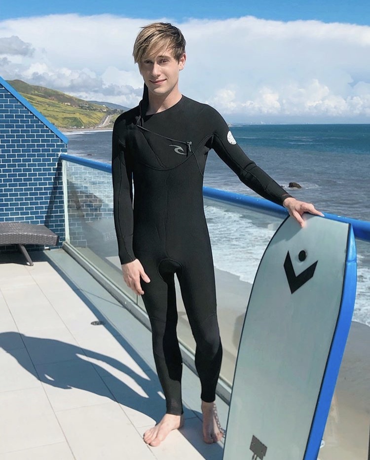 Straight male with wetsuit fetish