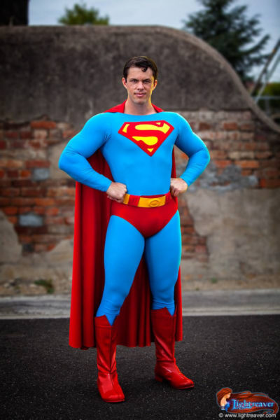 Superman supermanning – Captured Heroes